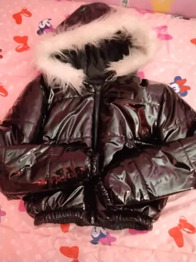 Chaqueta acolchada negra con capucha de piel sintética - miniatura 1