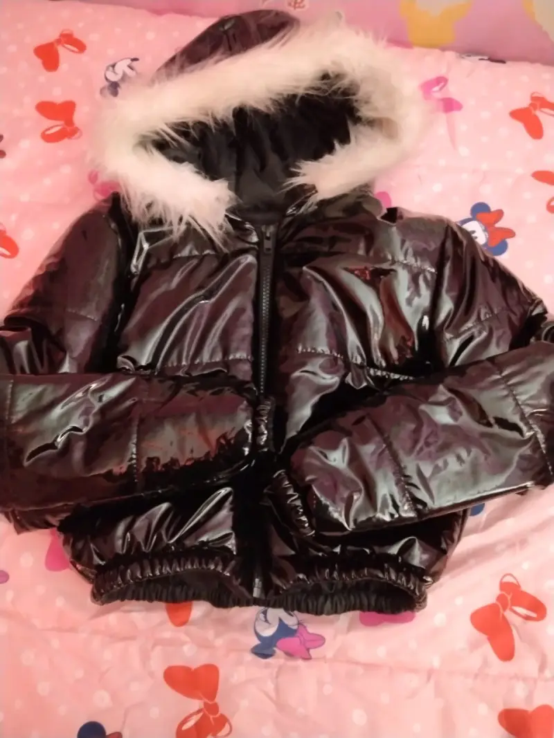 Chaqueta acolchada negra con capucha de piel sintética - 2