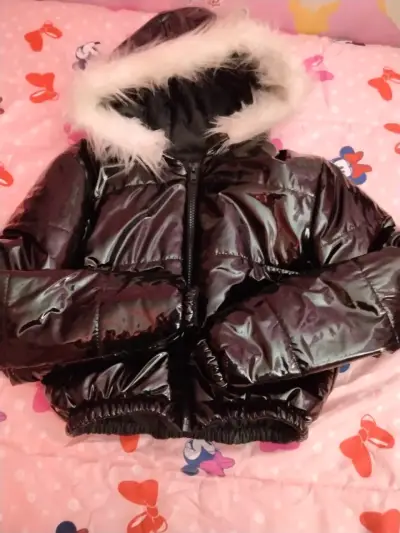 Chaqueta acolchada negra con capucha de piel sintética - miniatura 2