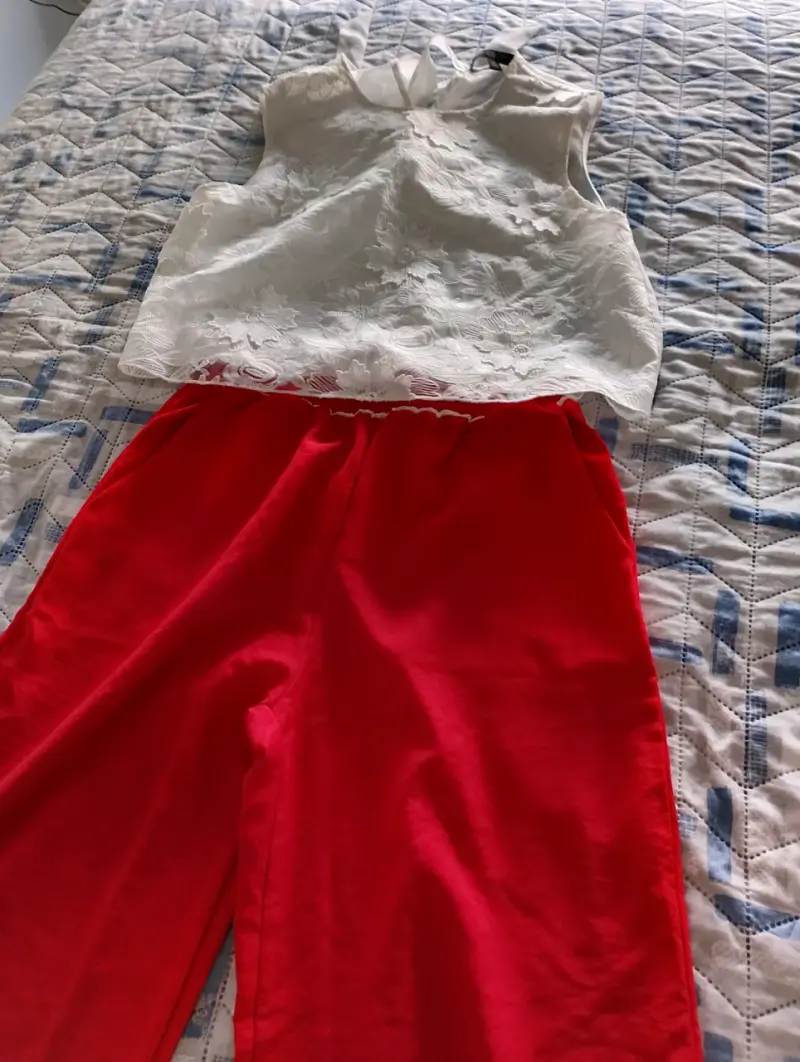 Conjunto de ropa femenina variada - 1
