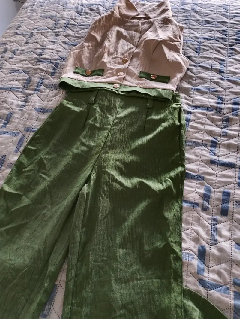 Conjunto de ropa femenina variada - 2