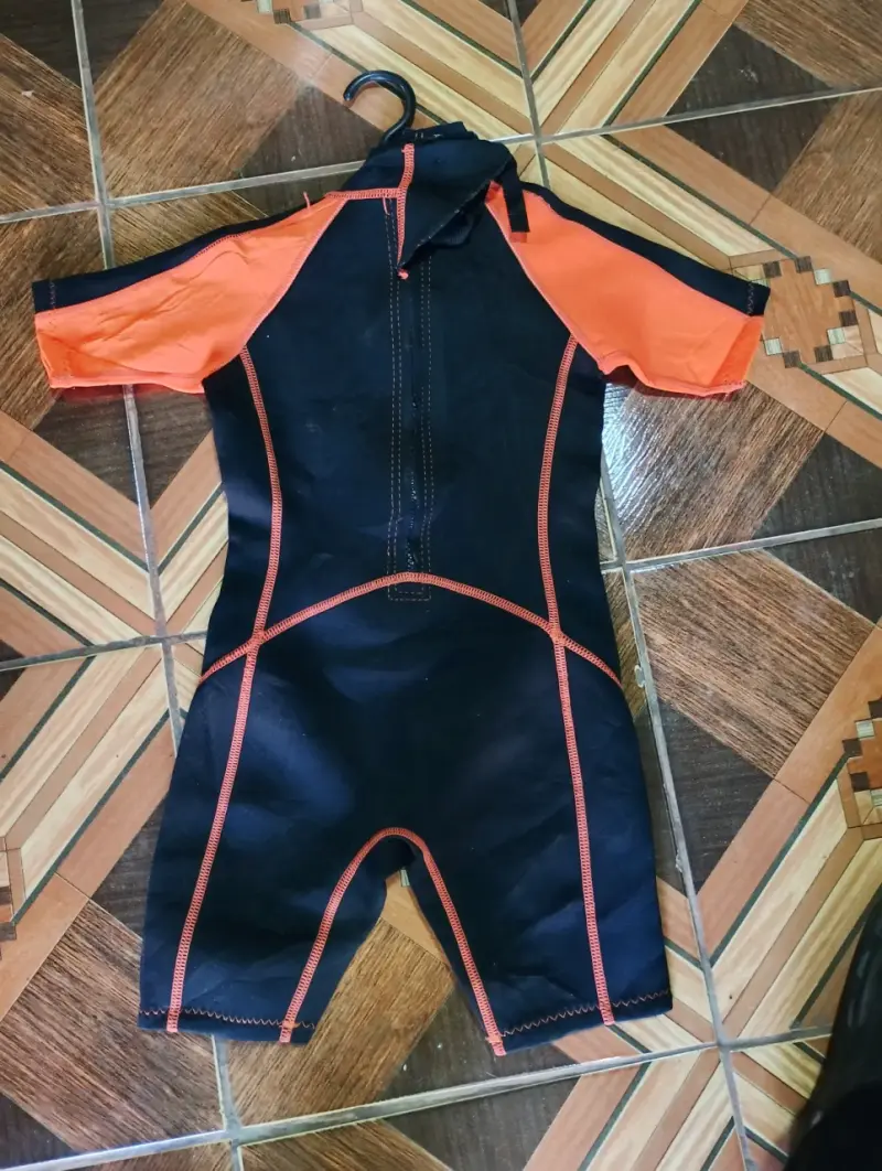 Traje de neopreno para niños negro y naranja - 1