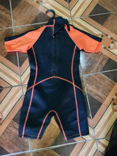 Traje de neopreno para niños negro y naranja - miniatura 1