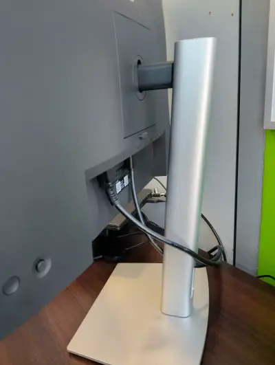 Monitor Dell de 24 pulgadas con pantalla LED - miniatura 2