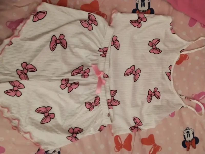 Pijama infantil con lazos rosados