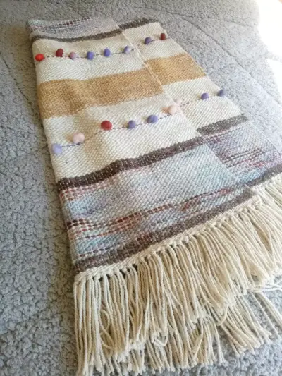 Manta tejida a mano con pompones decorativos - miniatura 1
