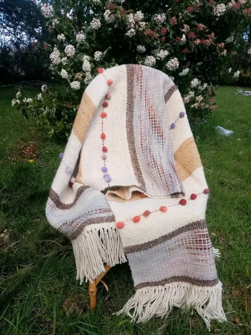 Manta tejida a mano con pompones decorativos - 3