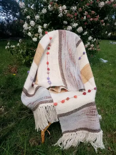 Manta tejida a mano con pompones decorativos - miniatura 3