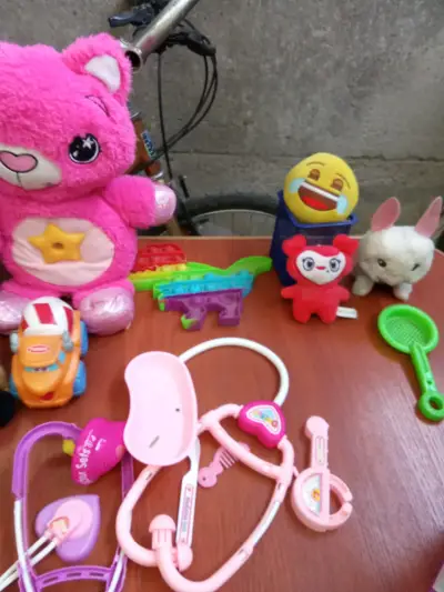 Lote de juguetes peluche y accesorios para niños - miniatura 1