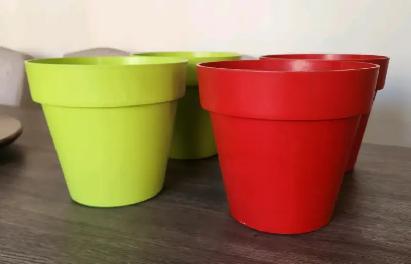 Maceteros de plástico rojo y verde - 1