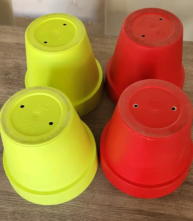 Maceteros de plástico rojo y verde - 2