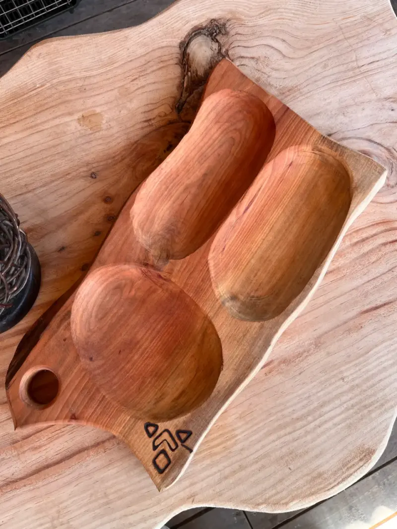 Tabla de picoteo de madera artesanal - 1
