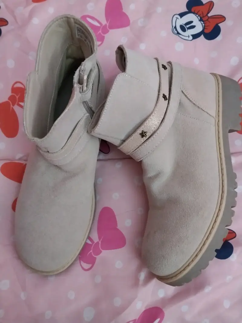Botines beige de gamuza con detalles de estrellas