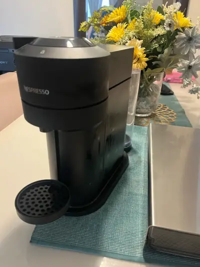 Cafetera Nespresso con bandeja de cápsulas - miniatura 1