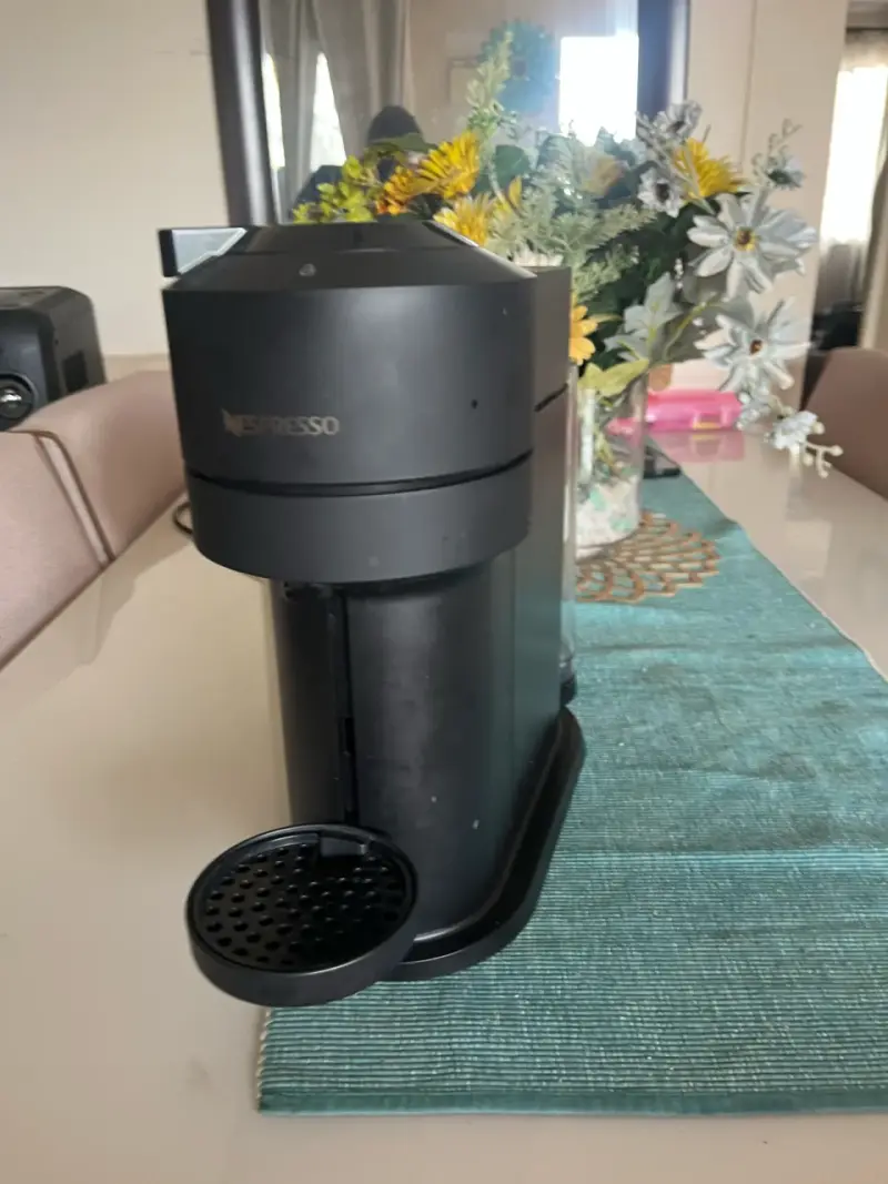 Cafetera Nespresso con bandeja de cápsulas - 2