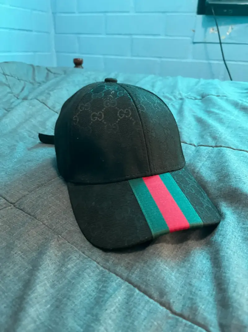 Gorra negra Gucci en buen estado y ajustable - 1