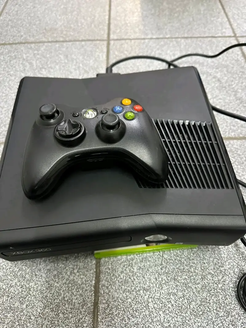 Consola Xbox 360 con control inalámbrico