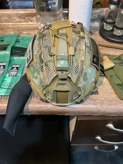 Casco táctico camuflado con accesorios - miniatura 1