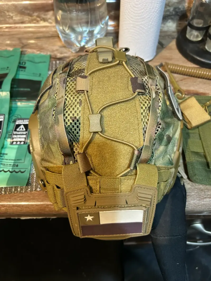 Casco táctico camuflado con accesorios - 2