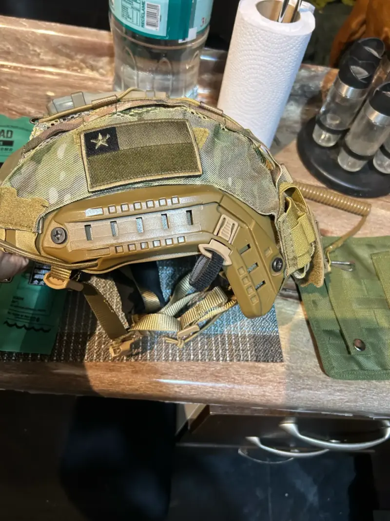 Casco táctico camuflado con accesorios - 3
