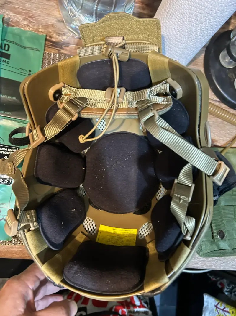 Casco táctico camuflado con accesorios - 4