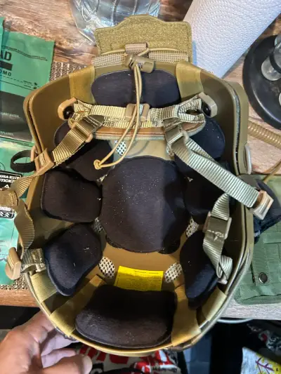 Casco táctico camuflado con accesorios - miniatura 4