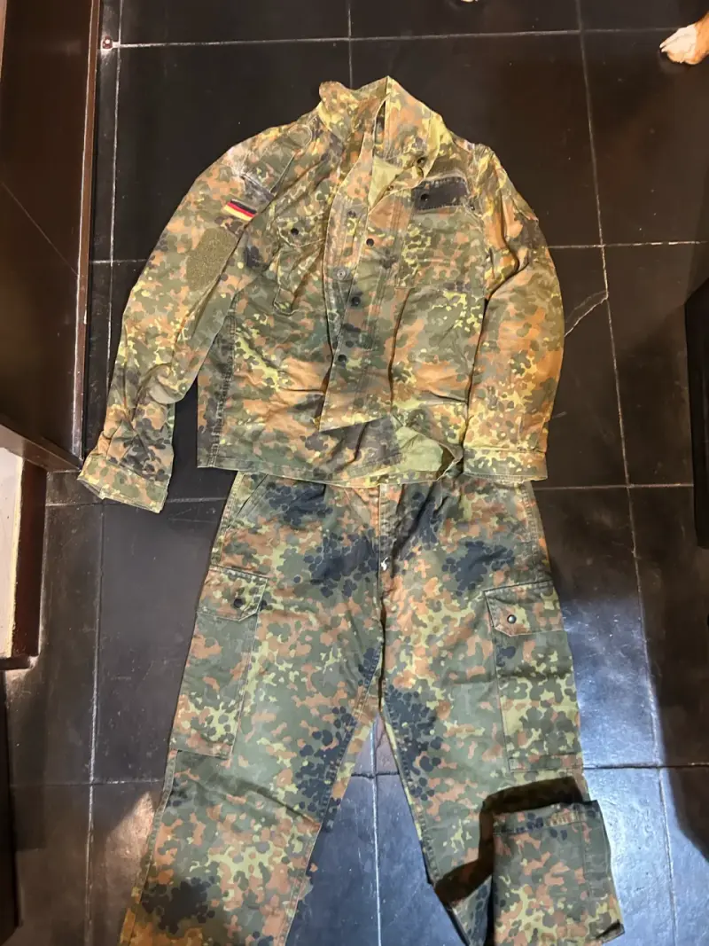 Casco táctico camuflado con accesorios - 5