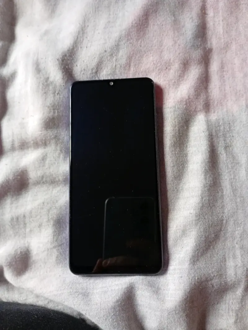 Smartphone Samsung con pantalla grande y triple cámara - 1