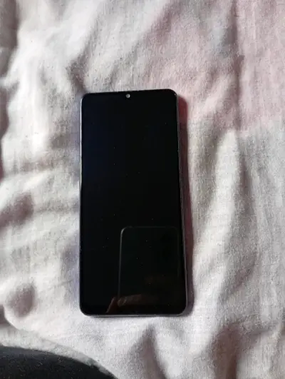 Smartphone Samsung con pantalla grande y triple cámara - miniatura 1