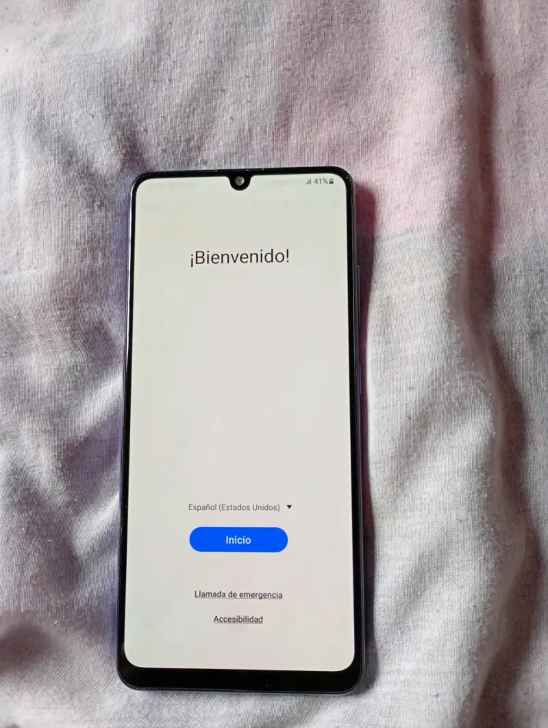 Smartphone Samsung con pantalla grande y triple cámara - 2