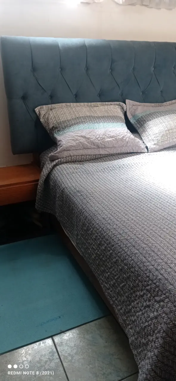 Cama matrimonial con cabecera acolchada azul - 1