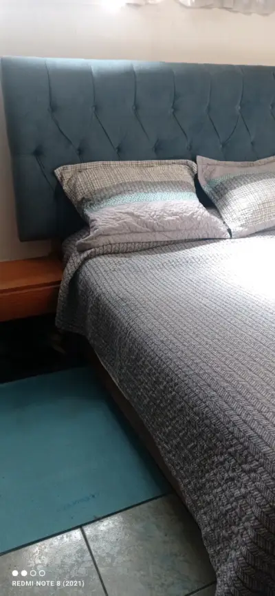 Cama matrimonial con cabecera acolchada azul - miniatura 1