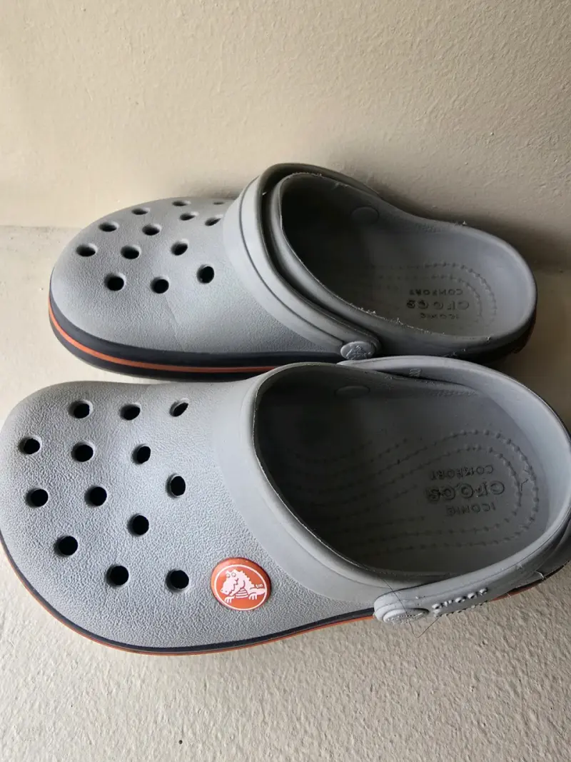 Crocs grises cómodos para niños