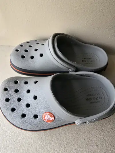 Crocs grises cómodos para niños - miniatura 1