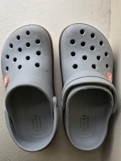 Crocs grises cómodos para niños - miniatura 2