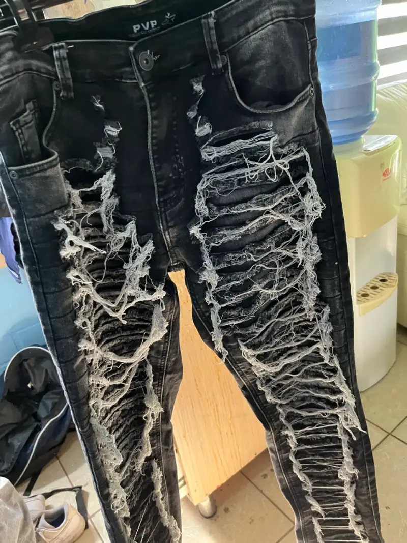 Jeans negros  estilo rasgado para hombre