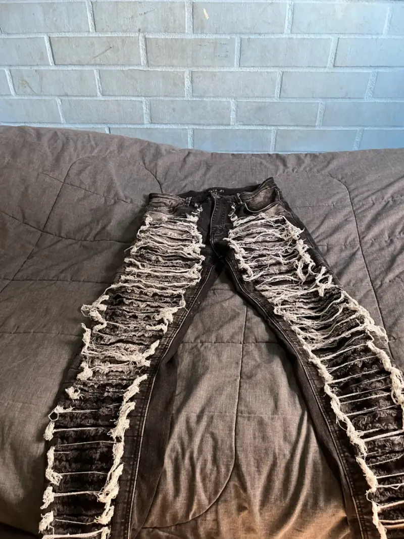 Jeans negros estilo rasgado para hombre - 2