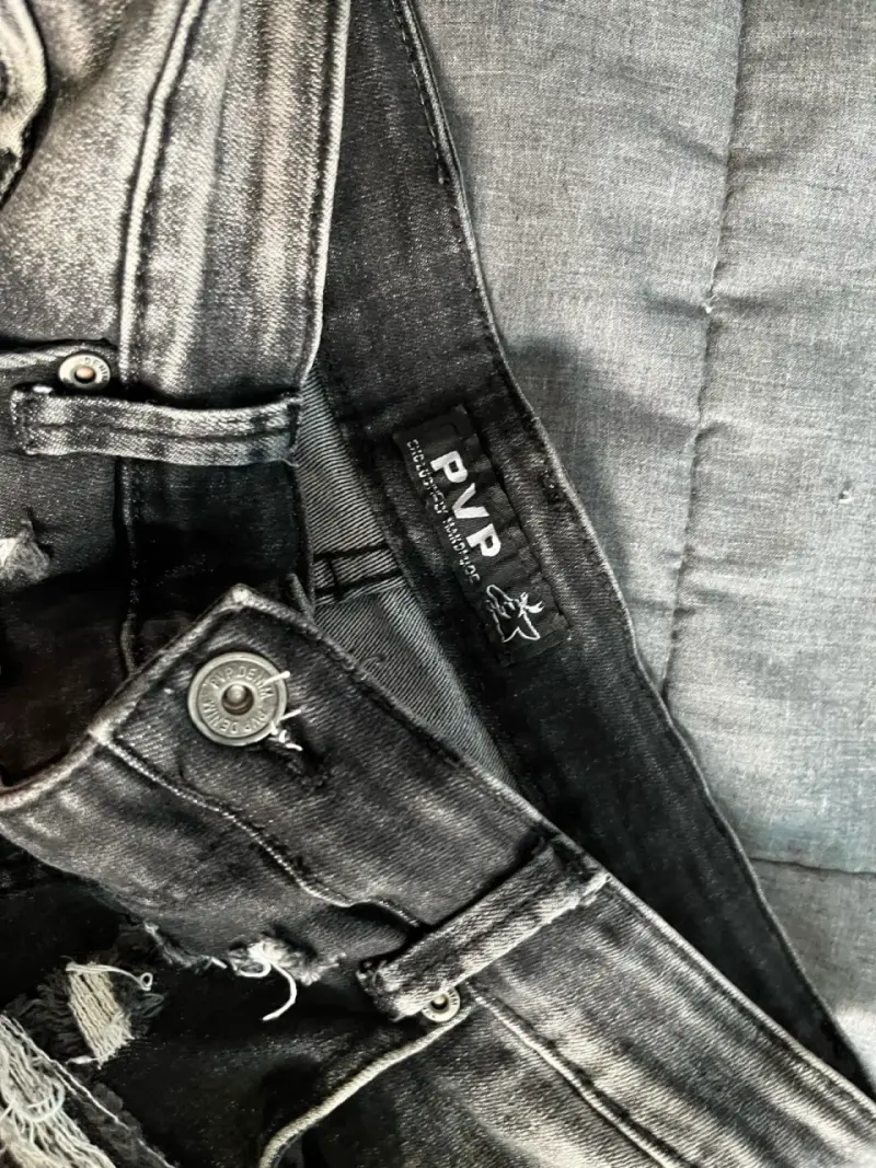 Jeans negros estilo rasgado para hombre - 6