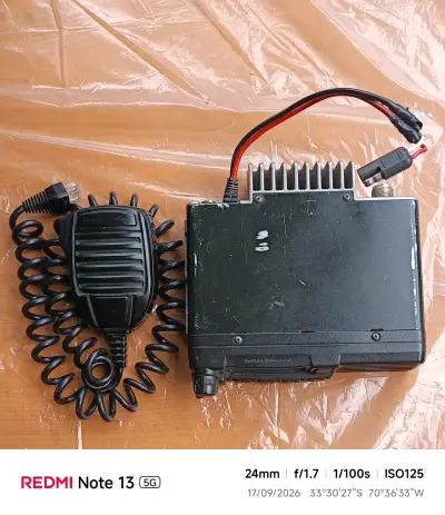 Radio transceptor Vertex Standard con micrófono - miniatura 1