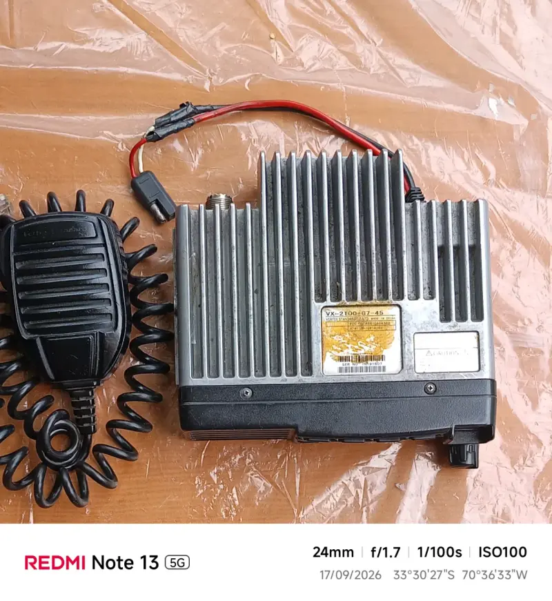Radio transceptor Vertex Standard con micrófono - 2