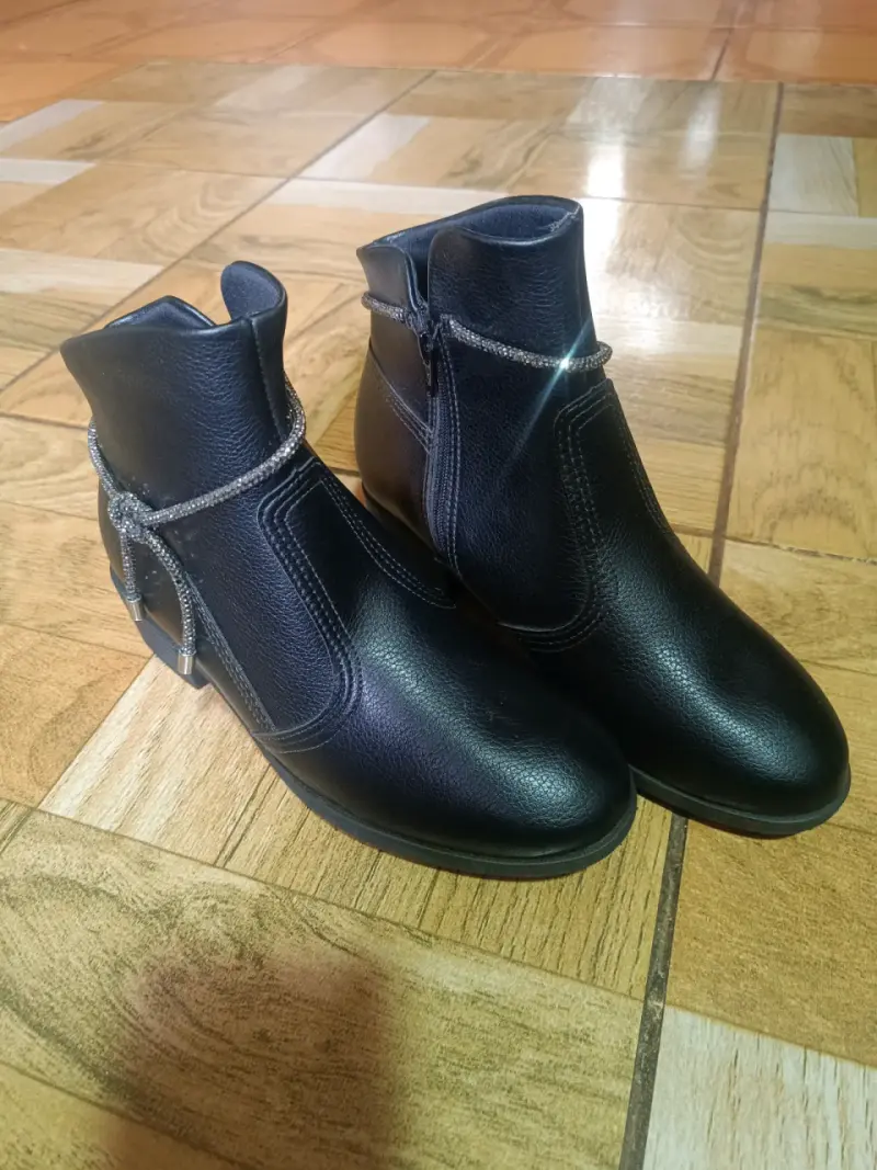 Botines de cuero negro con detalle decorativo - 1