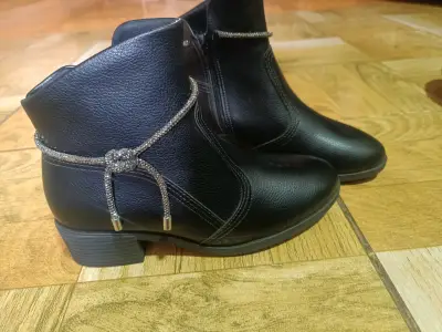 Botines de cuero negro con detalle decorativo - miniatura 2
