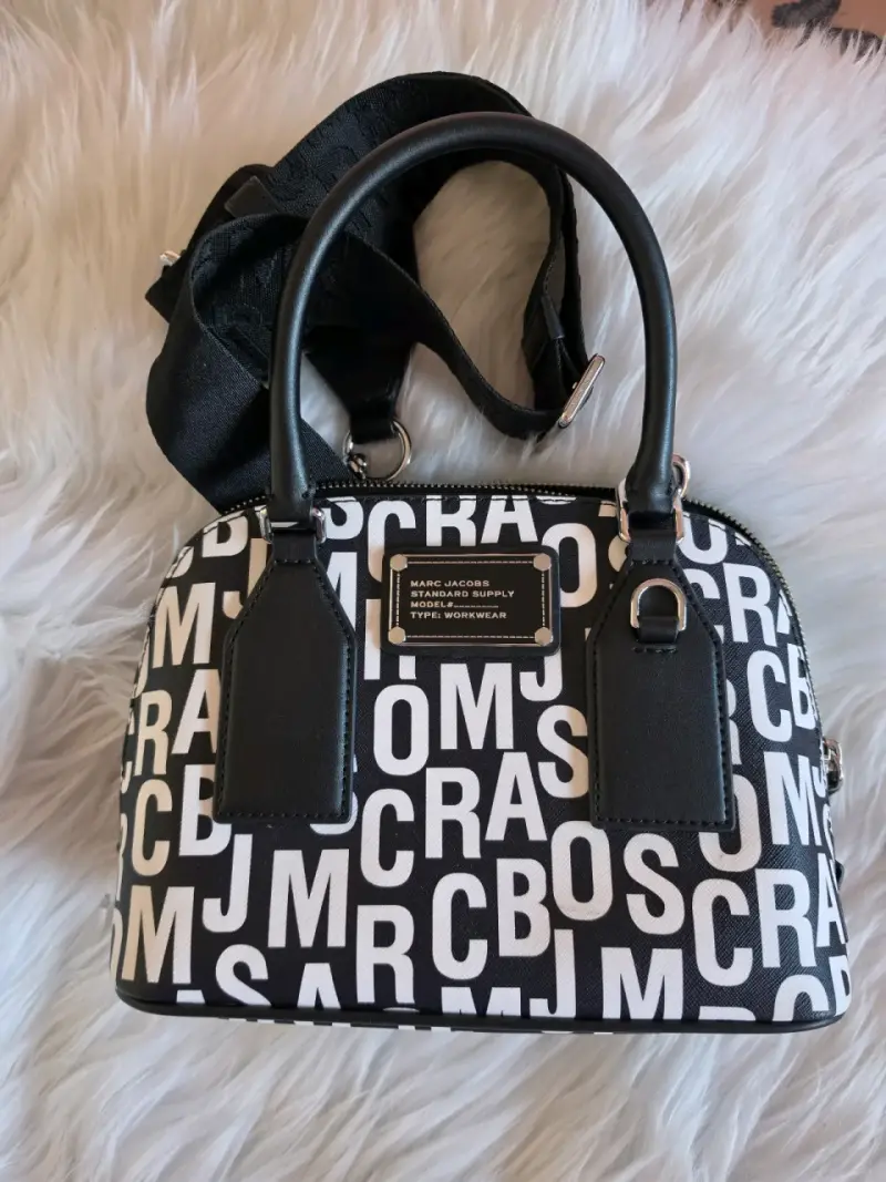 Bolso Marc Jacobs con diseño tipográfico - 1