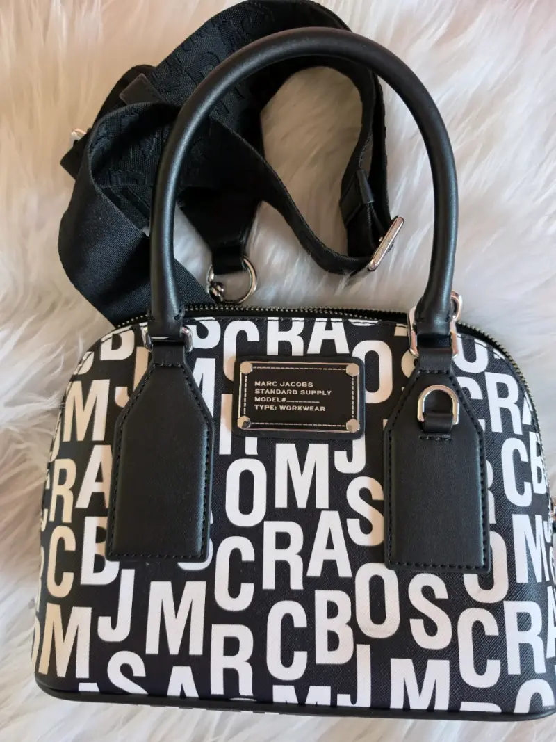 Bolso Marc Jacobs con diseño tipográfico - 2