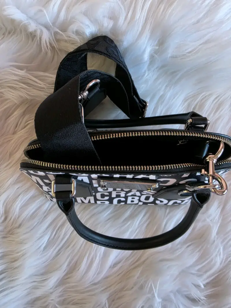 Bolso Marc Jacobs con diseño tipográfico - 3