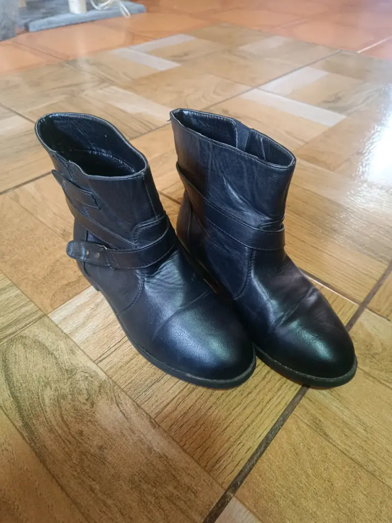 Botines de cuero negro para mujer en buen estado - 1