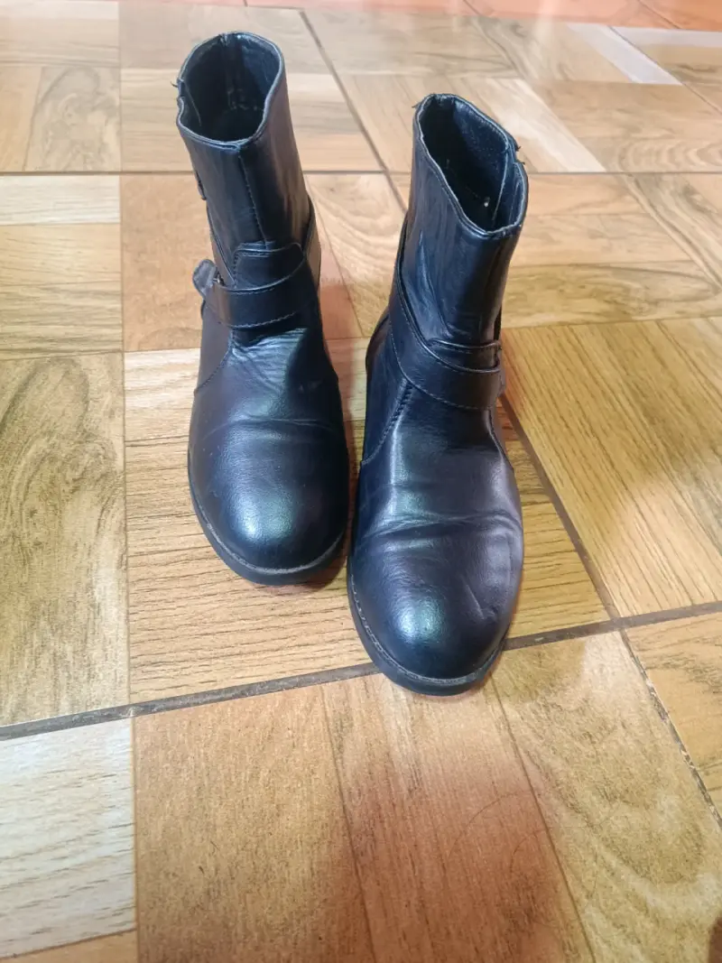 Botines de cuero negro para mujer en buen estado - 3