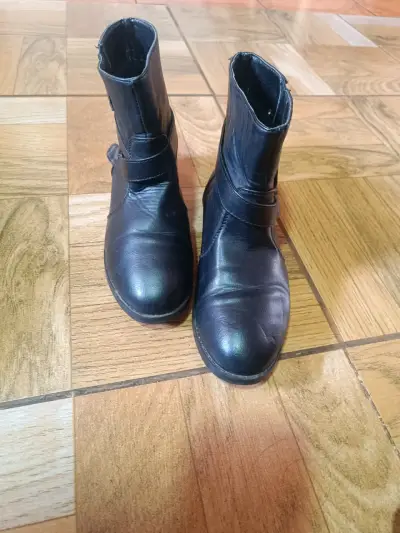 Botines de cuero negro para mujer en buen estado - miniatura 3