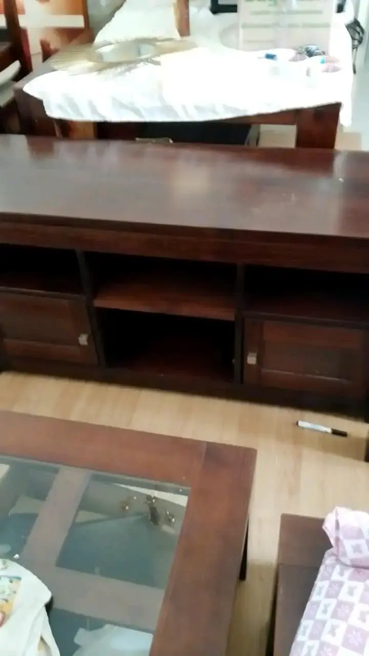 Mueble de TV de madera oscuro con estantes - 2