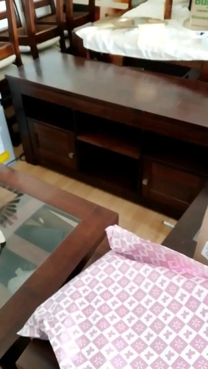 Mueble de TV de madera oscuro con estantes - 3